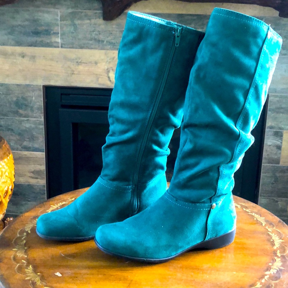 Green vegan suede flat boots size 6.5